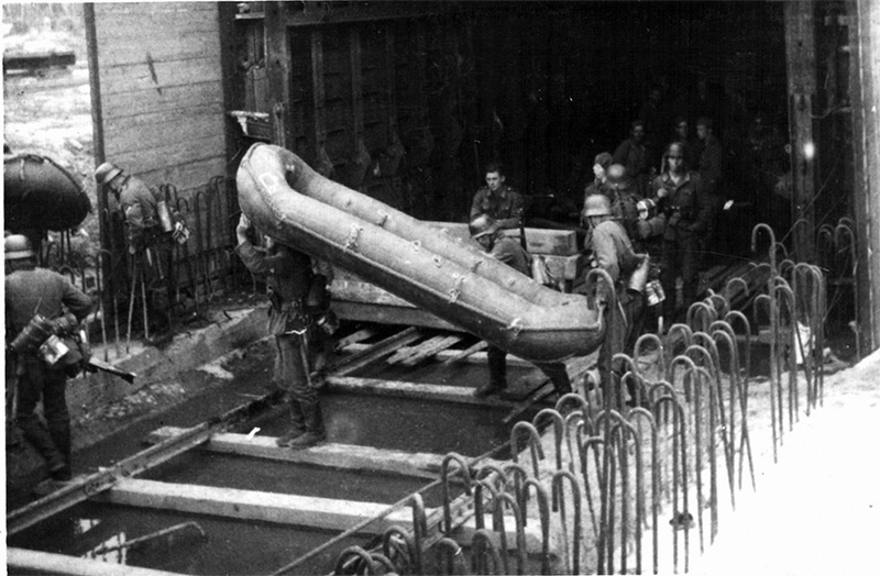 Сталинские тоннели под Днепром - немецкие оккупанты проводят исследование объекта