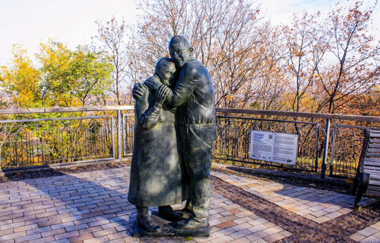 Памятник "История любви"