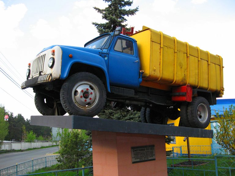 Памятник мусоровозу ГАЗ-53