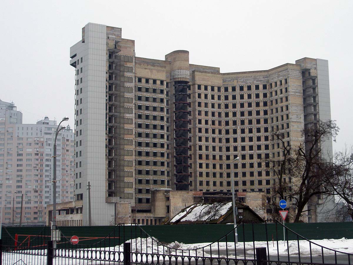Недостроенное здание на метро Левобережная