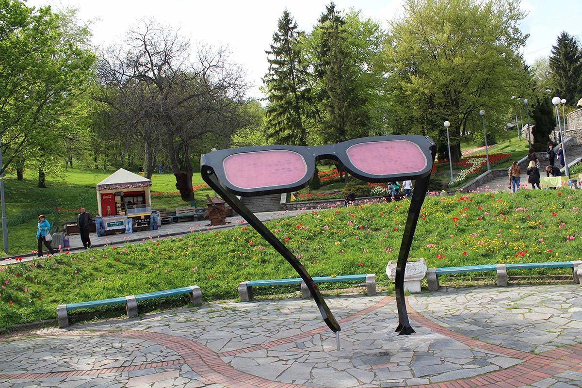 Арт-объект "Мир сквозь розовые очки"