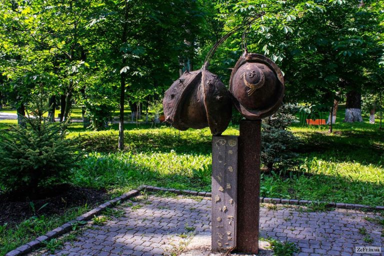 Памятник киевским каштанам