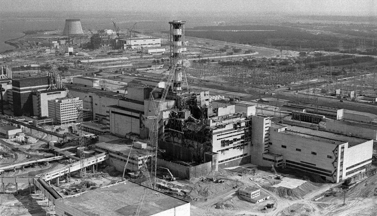 Киев-Чернобыль: разрушенный атомный реактор ЧАЭС