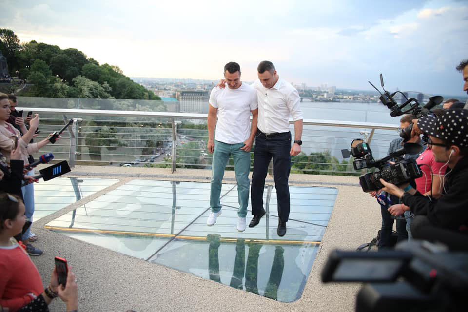 Братья Кличко пытаются разрушить стеклянный мост прыгая на нем