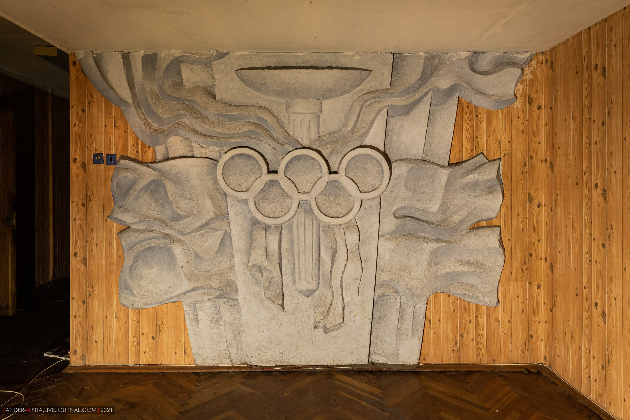 Олимпийское панно внутри комплекса
